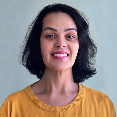 Elizabeth Headshot 1